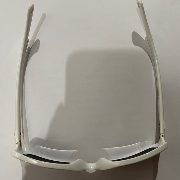 CLASSICALLY LOUIS VUITTON SUNGLASSES IN WHITE , GOLD DETAILING ON LV LOGO - Picture 8 of 16